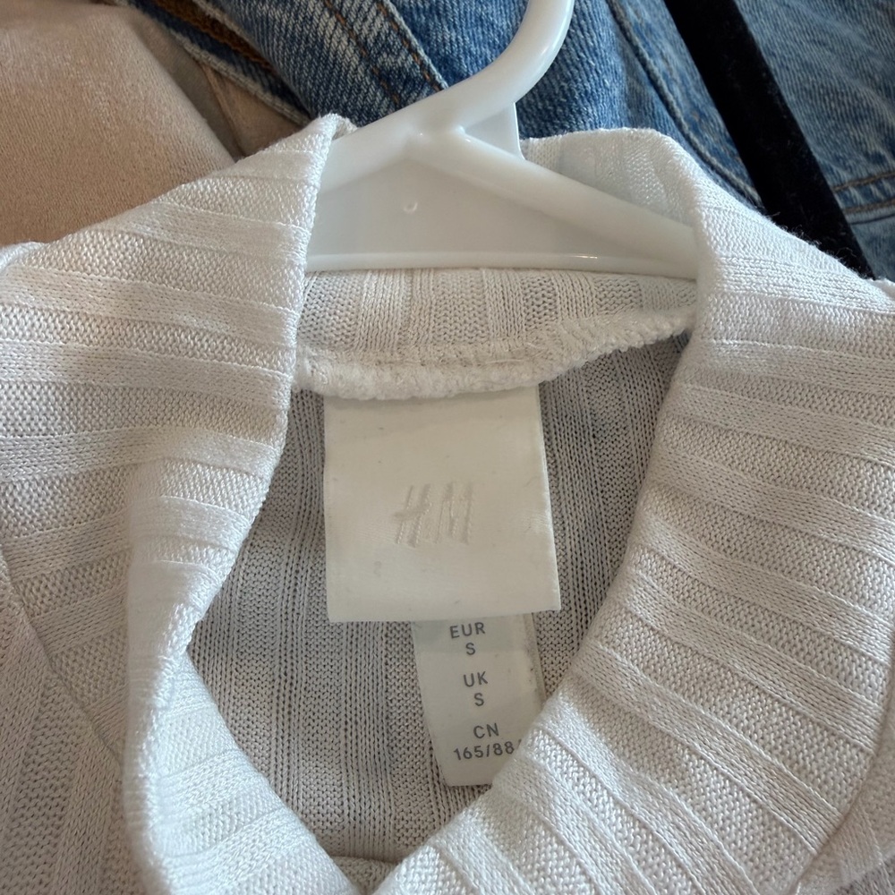 H&M White Ribbed Short Sleeve Mock Neck Top - Picture 3 of 3